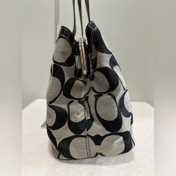 Like New Coach Signature Caryall F19190 with Kisslock and matching wristlet - Picture 4 of 15